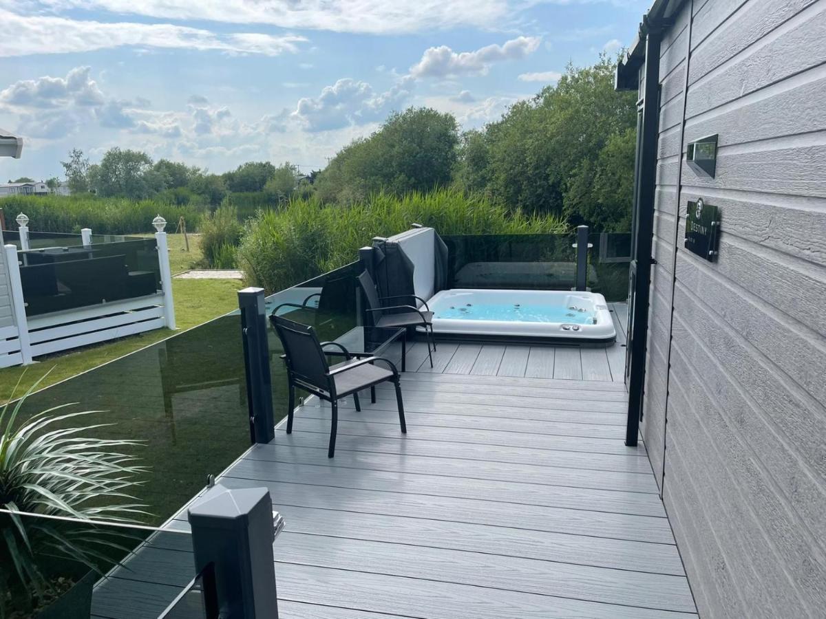 Indulgence Lakeside Lodge I3 With Hot Tub, Private Fishing Peg Situated At Tattershall Lakes Country Park Buitenkant foto