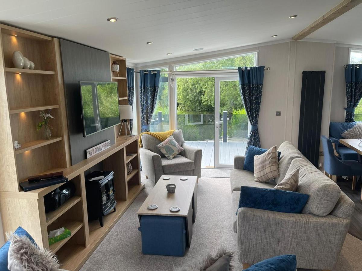 Indulgence Lakeside Lodge I3 With Hot Tub, Private Fishing Peg Situated At Tattershall Lakes Country Park Buitenkant foto