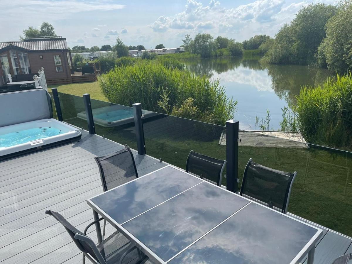 Indulgence Lakeside Lodge I3 With Hot Tub, Private Fishing Peg Situated At Tattershall Lakes Country Park Buitenkant foto