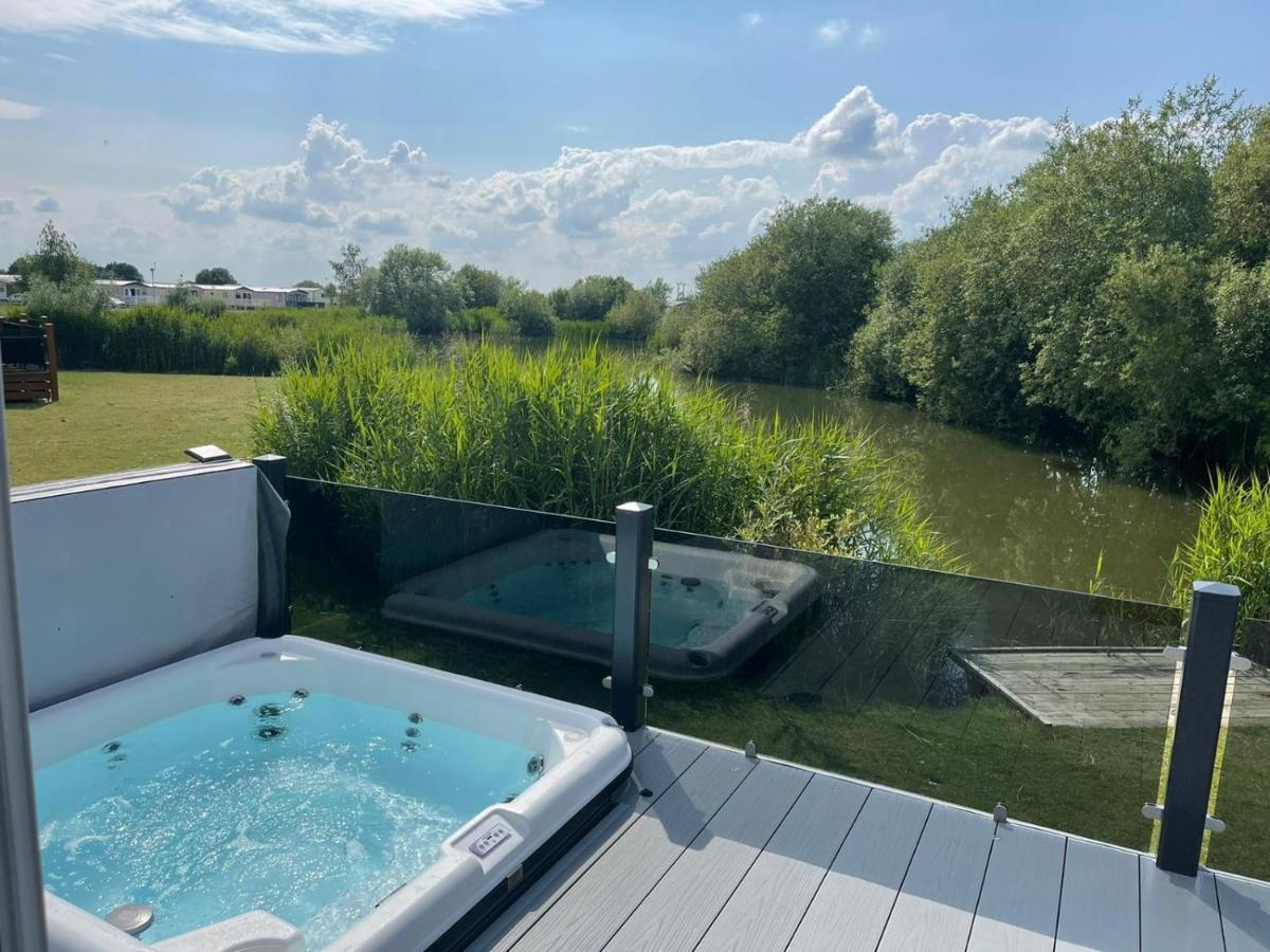 Indulgence Lakeside Lodge I3 With Hot Tub, Private Fishing Peg Situated At Tattershall Lakes Country Park Buitenkant foto