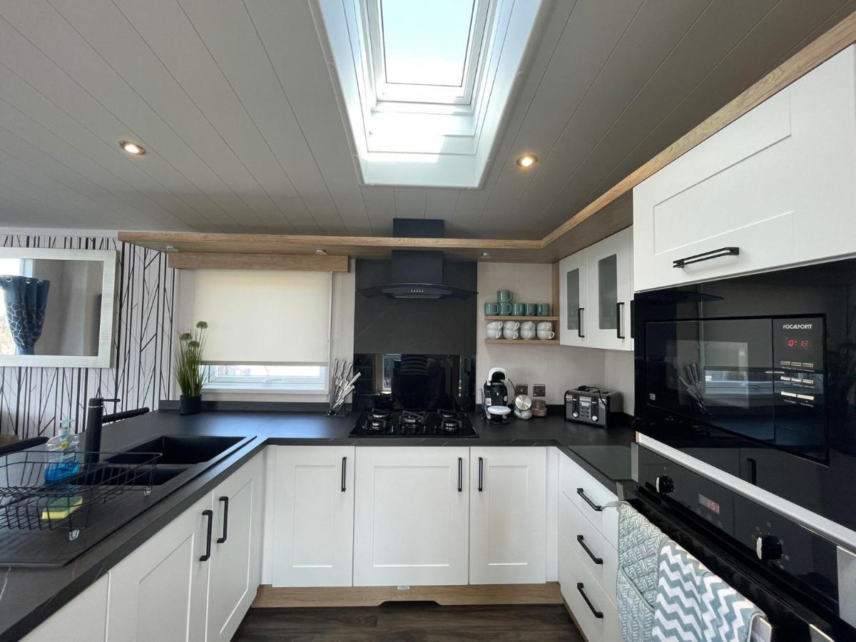 Indulgence Lakeside Lodge I3 With Hot Tub, Private Fishing Peg Situated At Tattershall Lakes Country Park Buitenkant foto