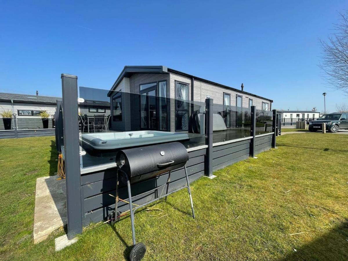 Indulgence Lakeside Lodge I3 With Hot Tub, Private Fishing Peg Situated At Tattershall Lakes Country Park Buitenkant foto
