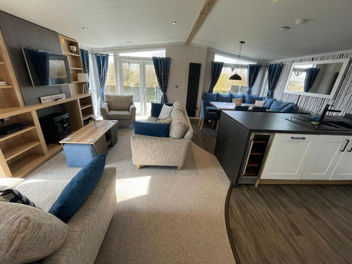 Indulgence Lakeside Lodge I3 With Hot Tub, Private Fishing Peg Situated At Tattershall Lakes Country Park Buitenkant foto