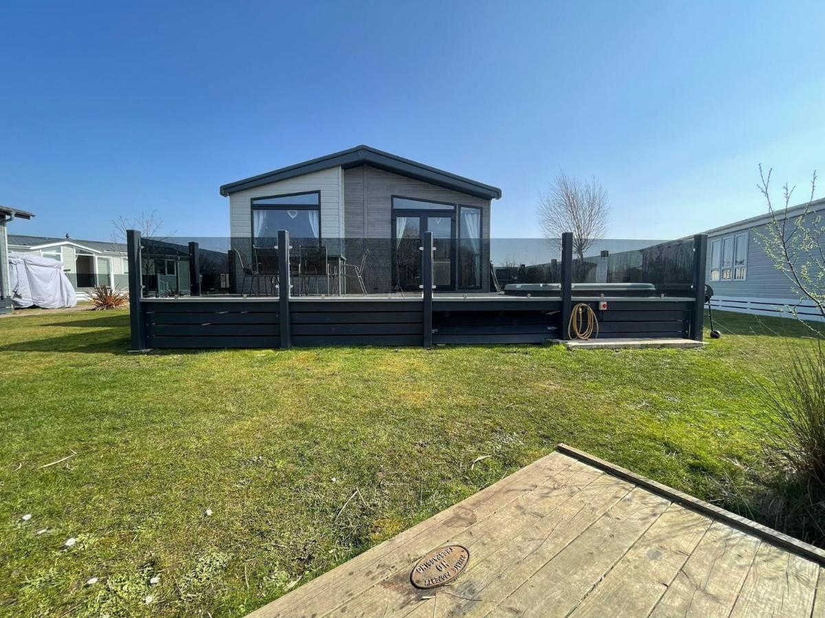 Indulgence Lakeside Lodge I3 With Hot Tub, Private Fishing Peg Situated At Tattershall Lakes Country Park Buitenkant foto
