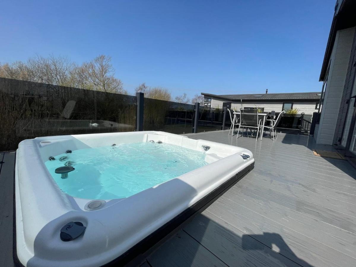 Indulgence Lakeside Lodge I3 With Hot Tub, Private Fishing Peg Situated At Tattershall Lakes Country Park Buitenkant foto